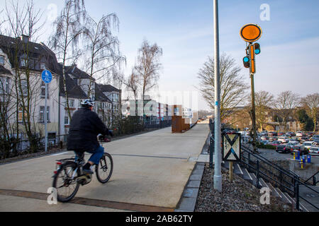 Voie express Cycle 1, RS1, à Mülheim an der Ruhr, sur un viaduc de chemin de fer de l'ancien chemin de fer rhénan, section entre la gare principale de Mülheim et t Banque D'Images