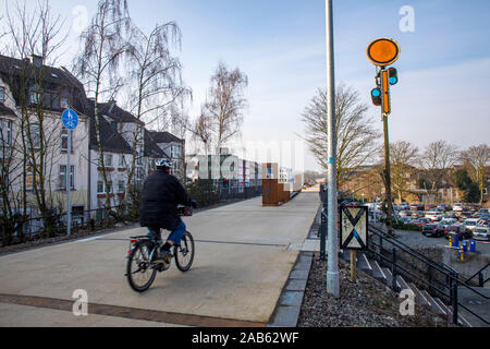 Voie express Cycle 1, RS1, à Mülheim an der Ruhr, sur un viaduc de chemin de fer de l'ancien chemin de fer rhénan, section entre la gare principale de Mülheim et t Banque D'Images