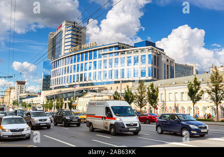 Moscou, Russie - le 9 juillet 2019 : l'hôtel Lotte la façade de l'immeuble et le logo en été journée ensoleillée. Construction moderne à Moscou Banque D'Images