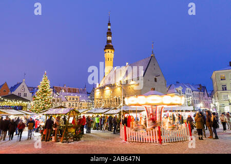 TALLINN, ESTONIE - le 22 décembre 2018 : visite du marché de Noël dans la vieille ville de Tallinn, capitale de l'Estonie le 22 décembre 2018 Banque D'Images