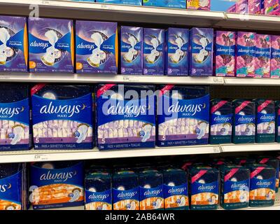 Produits d'hygiène féminine toujours sur une étagère de magasin Banque D'Images