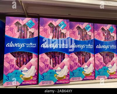 Produits d'hygiène féminine toujours sur une étagère de magasin Banque D'Images