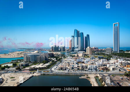 Abu Dhabi air skyline afficher les couleurs dans le ciel et vue sur le centre-ville de bâtiments modernes de l'éau capito Banque D'Images