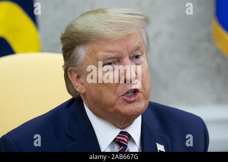 Washington, United States. 25Th Nov, 2019. Le président américain, Donald J. Trump prononce une allocution aux membres des médias au cours d'une réunion avec le Premier Ministre bulgare Boyko Borissov (pas sur la photo), dans le bureau ovale de la Maison Blanche à Washington, DC, USA, 25 novembre 2019. Les hôtes Trump Borisov pour discuter de la sécurité entre les alliés de l'OTAN et la stabilité dans la région de la mer Noire. Piscine photo de Michael Reynolds/UPI UPI : Crédit/Alamy Live News Banque D'Images