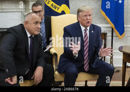 Washington, United States. 25Th Nov, 2019. Le président américain, Donald J. Trump (R) et le premier ministre de la Bulgarie Boyko Borissov (L) fournir à propos des médias dans le bureau ovale de la Maison Blanche à Washington, DC, USA, 25 novembre 2019. Les hôtes Trump Borisov pour discuter de la sécurité entre les alliés de l'OTAN et la stabilité dans la région de la mer Noire. Piscine photo de Michael Reynolds/UPI UPI : Crédit/Alamy Live News Banque D'Images