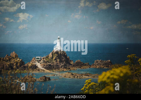 Image texturée d'un beau jour d'été à la Corbiere lighthouse, Jersey, Channel Islands Banque D'Images