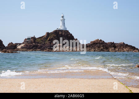 Le pont-jetée à la Corbiere lighthouse sous le soleil d'été, Jersey, Channel Islands Banque D'Images