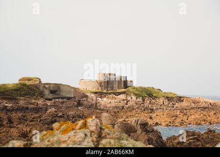 Vieux Fort dans la distance sur la côte de Guernesey, une partie de l'Channel Islands Banque D'Images