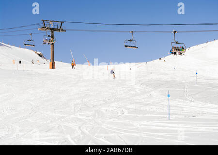 Skieurs et planchistes de levage sur ski ski resort. Banque D'Images