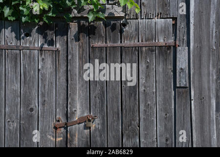 Détail d'un cadenas rouillé à planches en bois patiné Banque D'Images