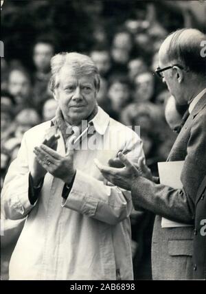 Janv. 05, 1978 - Normandie, France - Le président américain Jimmy Carter, à gauche, et son homologue français Giscard d'ESTAING applaudir durant un événement au Mémorial Normandie pour commémorer l'invasion alliée de l'Europe le 6 juin 1944 et rendre hommage aux milliers de soldats alliés qui sont morts dans cette agression. Le président Carter est en France de Jan 4-6. (Crédit Image : © Keystone Press Agency/Keystone USA par ZUMAPRESS.com) Banque D'Images