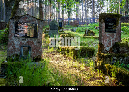 Les pierres tombales d'un vieux cimetière oublié Banque D'Images