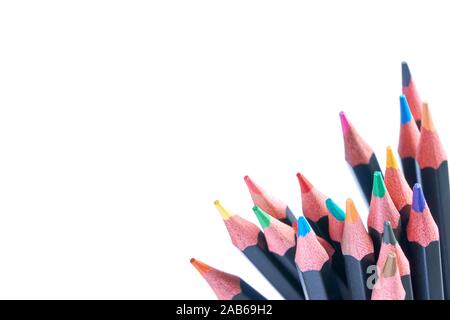 Close-up d'un groupe isolé de crayons de couleur noire sur un fond blanc. Banque D'Images