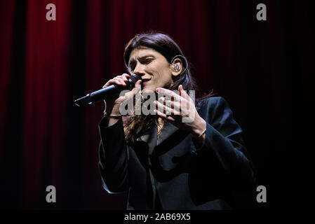 ALPITOUR PALA, TURIN, ITALIE - 2019/11/25 : Le chanteur et compositeur italien, nom de scène de Elisa Elisa Toffoli, effectue à Turin pendant son "Diari Aperti" Live tour 2019 premier concert en intérieur Banque D'Images