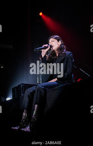 ALPITOUR PALA, TURIN, ITALIE - 2019/11/25 : Le chanteur et compositeur italien, nom de scène de Elisa Elisa Toffoli, effectue à Turin pendant son "Diari Aperti" Live tour 2019 premier concert en intérieur Banque D'Images