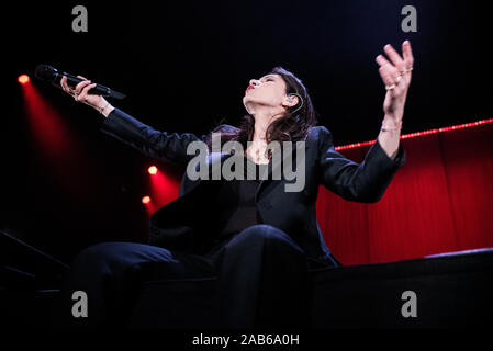 ALPITOUR PALA, TURIN, ITALIE - 2019/11/25 : Le chanteur et compositeur italien, nom de scène de Elisa Elisa Toffoli, effectue à Turin pendant son "Diari Aperti" Live tour 2019 premier concert en intérieur Banque D'Images