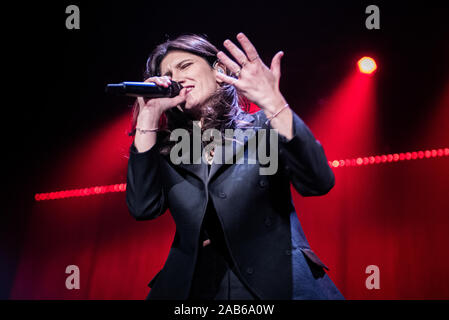 ALPITOUR PALA, TURIN, ITALIE - 2019/11/25 : Le chanteur et compositeur italien, nom de scène de Elisa Elisa Toffoli, effectue à Turin pendant son "Diari Aperti" Live tour 2019 premier concert en intérieur Banque D'Images