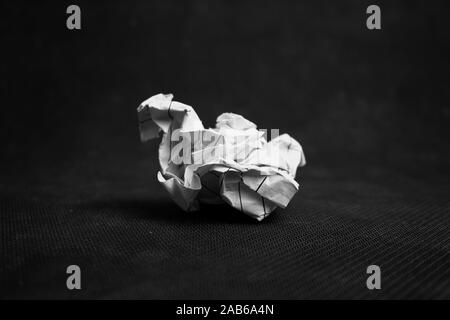 Stock photo close-up de boule de papier froissé sur noir Banque D'Images