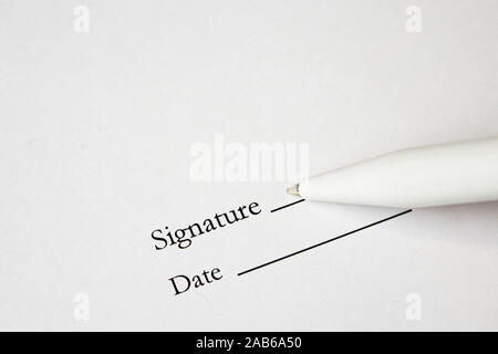 Stylo avec signature et le document en arrière-plan. L'accent sur pointe de stylo plume. Banque D'Images