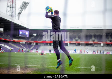 Gardien d'attraper la balle lors de l'objectif sur la défensive au cours d'un match de football Banque D'Images