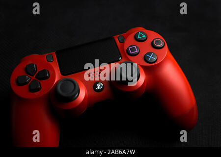 Minsk, Belarus - 22 novembre, 2019 : Le nouveau Sony Dualshock 4 rouge. Banque D'Images