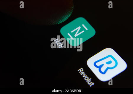 N26 et Revolut apps banque logo sur l'écran et un doigt touchant l'un d'entre eux. Photo Concept pour la concurrence. Banque D'Images