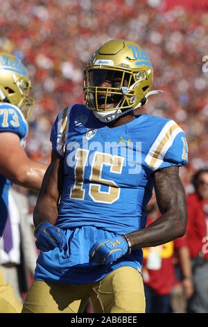 Los Angeles, CA, USA. 23 Nov, 2019. 23 novembre 2019 : le receveur UCLA Bruins Jaylen Erwin (15) célèbre son long terme pendant le jeu entre l'UCLA Bruins et de l'USC Trojans au Los Angeles Memorial Coliseum de Los Angeles, CA. Crédit : Peter Renner and Co/ZUMA/Alamy Fil Live News Banque D'Images