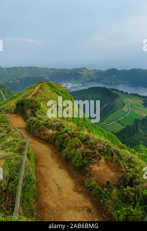 Vue panoramique du paysage naturel, dans les Açores, l'île merveilleuse du Portugal. Beaux lagons des cratères volcaniques et de champs. Attra touristiques Banque D'Images