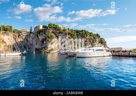 Voiliers et yachts amarrés dans le Port de Fontvieille le long de la Riviera de Monaco. Banque D'Images