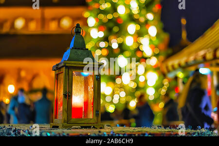 Lanterne à bougie à l'intérieur du marché de Noël à Riga reflex Banque D'Images