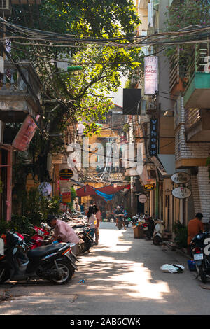 Hanoi, Vietnam - 18 octobre 2019 : l'une des nombreuses ruelles étroites occupés trouvés dans la capitale, plein de la circulation et les piétons Banque D'Images