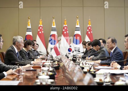 Séoul, Corée du Sud. 23 Nov, 2019. Nov 23, 2019-Séoul, en Korea-In Ce Photos prises fournies President Office. La Corée du Sud et Singapour tenir des pourparlers au bureau présidentiel Cheong Wa Dae à Séoul le 23 novembre 2019. Bureau : Président de crédit/ZUMA/Alamy Fil Live News Banque D'Images