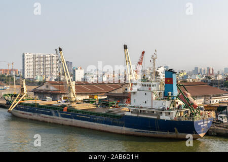 Ho Chi Minh Ville, Vietnam - 13 mars 2019 - Centre-ville de port sur Chanson fleuve Sai Gon au coucher du soleil. Huang Trieu 68 cargo général est traité par son o Banque D'Images