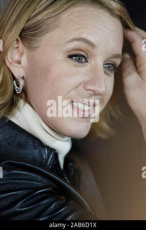 Paris, France. 24 Nov, 2019. Ludivine Sagnier illumine les Champs-Elysées le 24 novembre 2019 à Paris, France. Banque D'Images