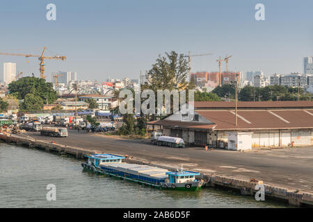 Ho Chi Minh Ville, Vietnam - 13 mars 2019 - Centre-ville de port sur Chanson fleuve Sai Gon au coucher du soleil. Petit chaland moderne bleue à quai près de l'entrepôt où truck Banque D'Images