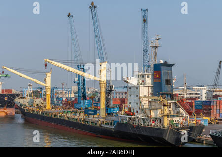 Ho Chi Minh Ville, Vietnam - Mars 13, 2019 : Tan Thuan port sur Chanson fleuve Sai Gon au coucher du soleil. Biendong Navigator porte-conteneur est chargé à quai par blu Banque D'Images