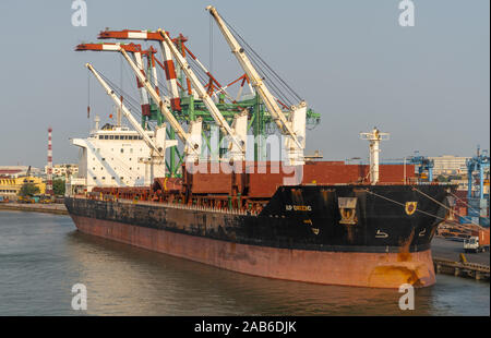 Ho Chi Minh Ville, Vietnam - Mars 13, 2019 : Tan Thuan port sur Chanson fleuve Sai Gon au coucher du soleil. Noir-rouge AP Drzic porte-conteneurs à quai. L'erec grues propres Banque D'Images