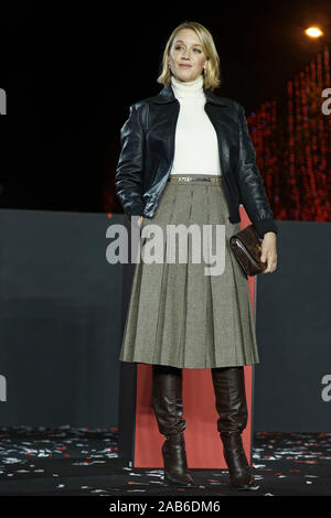 Paris, France. 24 Nov, 2019. Ludivine Sagnier illumine les Champs-Elysées le 24 novembre 2019 à Paris, France. Banque D'Images