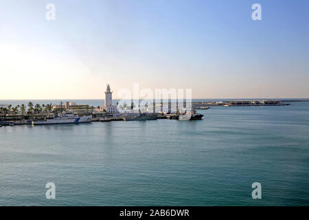 Le Port de Malaga, avec quelques petits navires à quai et le phare sur la jetée, l'Andalousie, Sud de l'Espagne. Banque D'Images