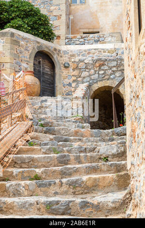 La pierre ancienne étapes conduisant à travers le village historique de Monemvasia. Un isla au large de la côte du Péloponnèse. Banque D'Images