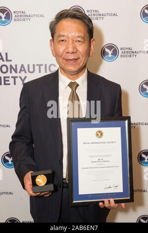 Londres, Grande-Bretagne. 25Th Nov, 2019. Wu Weiren, concepteur en chef du projet d'exploration lunaire de la Chine, de l'équipe présente la Médaille d'or à la cérémonie de remise des prix de la Royal Aeronautical Society (RAeS) à Londres, Grande-Bretagne, le 25 novembre, 2019 sur. La mission de Chang'e-4 sur l'équipe a reçu lundi la seule médaille d'or de l'équipe de l'année décerné par la Royal Aeronautical Society (RAeS) du Royaume-Uni lors de sa cérémonie annuelle de remise des prix tenue à Londres. Crédit : Ray Tang/Xinhua/Alamy Live News Banque D'Images