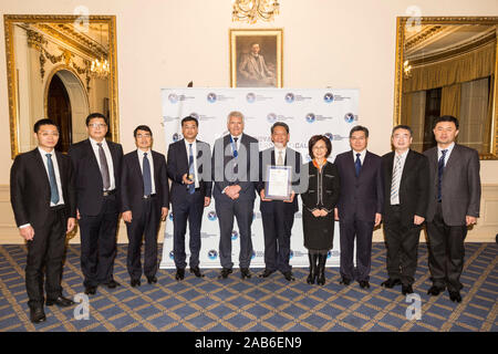 Londres, Grande-Bretagne. 25Th Nov, 2019. Les membres de la Chine Chang'e-4 mission équipe posent pour une photo de groupe avec des invités à la cérémonie de remise du prix de la Royal Aeronautical Society (RAeS) à Londres, Grande-Bretagne, le 25 novembre, 2019 sur. La mission de Chang'e-4 sur l'équipe a reçu lundi la seule médaille d'or de l'équipe de l'année décerné par la Royal Aeronautical Society (RAeS) du Royaume-Uni lors de sa cérémonie annuelle de remise des prix tenue à Londres. Crédit : Ray Tang/Xinhua/Alamy Live News Banque D'Images