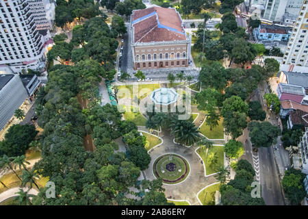 Antenne et Vue de nuit sur la place de la République à Belém do Pará, mettant en relief la gloriette, Théâtre de la paix et de tunnel flexible.Sites de la ville urban Banque D'Images