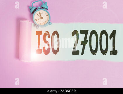 Signe texte montrant l'Iso 27001. Photo d'entreprise présentant les spécifications pour un système de sécurité de l'information analysisagement Réveil et carton déchiré Banque D'Images