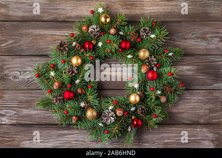 Couronne de Noël festive faite de sapin et des décorations de Noël sur la table en bois rustique. Noël, Bonne Année concept. vue d'en haut. télévision lay Banque D'Images