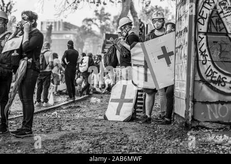 L'équipe médicale de la Croix-Rouge s'est préparée à donner des premiers soins sur la place Plaza Italia lors des derniers affrontements entre la police et les manifestants à Santiago Banque D'Images