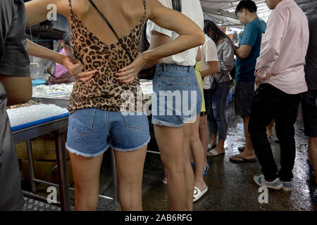 Shorty Femme. Vue arrière de la femme portant des pantalons denim Banque D'Images