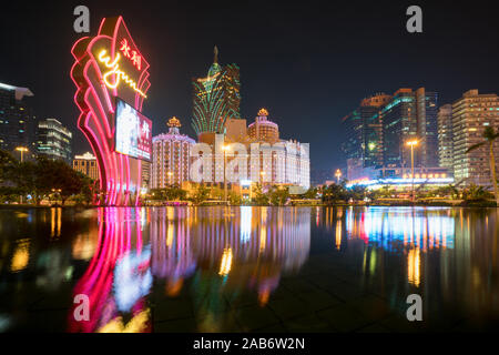 Macao, Chine - 14 octobre 2017 : vue de la nuit de Macao (Macao). Le Grand Lisboa est le plus grand bâtiment à Macao (Macao) et la partie la plus distinctive Banque D'Images