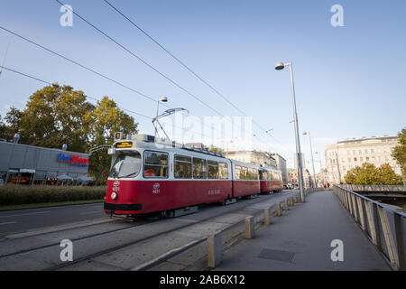 Vienne, Autriche - le 6 novembre 2019 : Tramway de Vienne, également appelé strassenbahn, une ancienne et traditionnelle, en passant par le moderne sur la célèbre Ringstrasse, au Banque D'Images