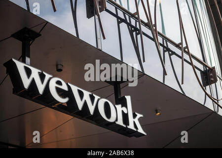 PRAGUE, RÉPUBLIQUE TCHÈQUE - 2 novembre, 2019 : Wework logo en face de leur bureau à Prague. Wework est une société immobilière spécialisée dans coworking Banque D'Images